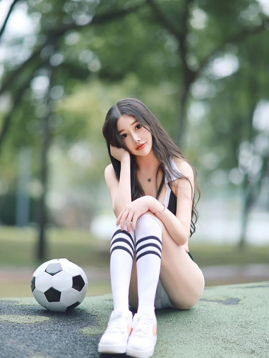 包含美女足球队再次霸气登场，精彩比赛引人瞩目的词条