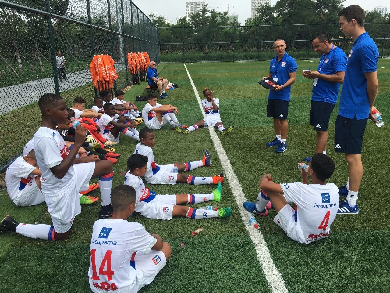 里昂教练组研究对手战术，决胜关键之战的简单介绍