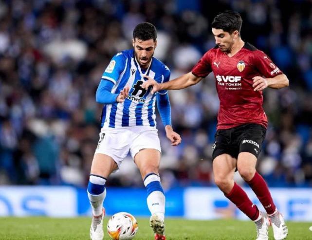 包含大马德里在客场击败对手，继续领跑积分榜的词条