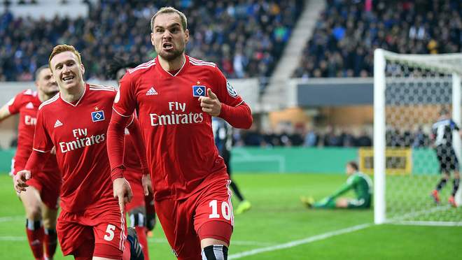 沙尔克队球迷沉浸在胜利的喜悦中的简单介绍 沙尔克队球迷沉浸在胜利的喜悦中的简单介绍