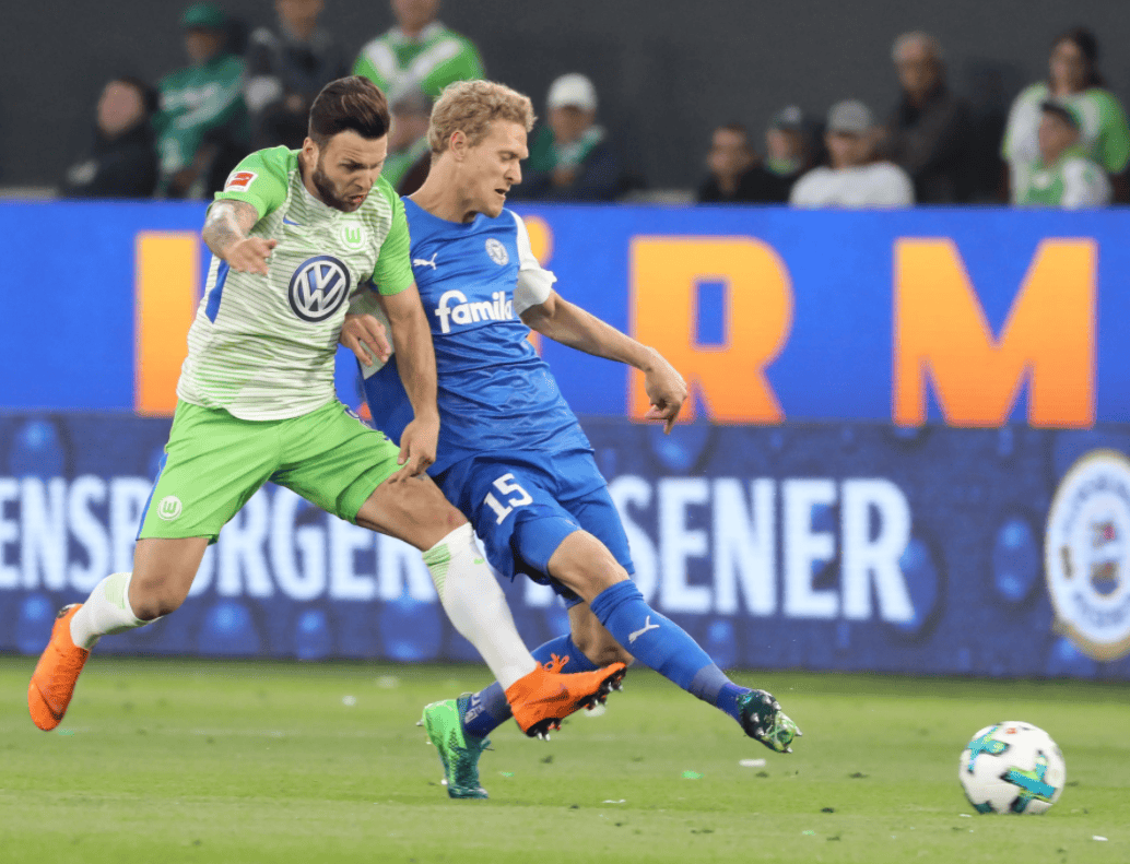 包含沙尔克04主场不敌法兰克福，遗憾告负积分慢慢领先的词条