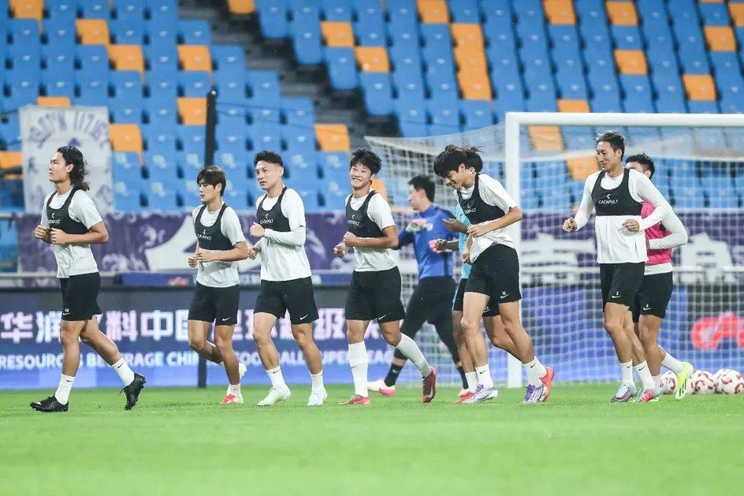 惊险一幕!球队在国内足球比赛中上演精彩 惊险一幕!球队在国内足球比赛中上演精彩