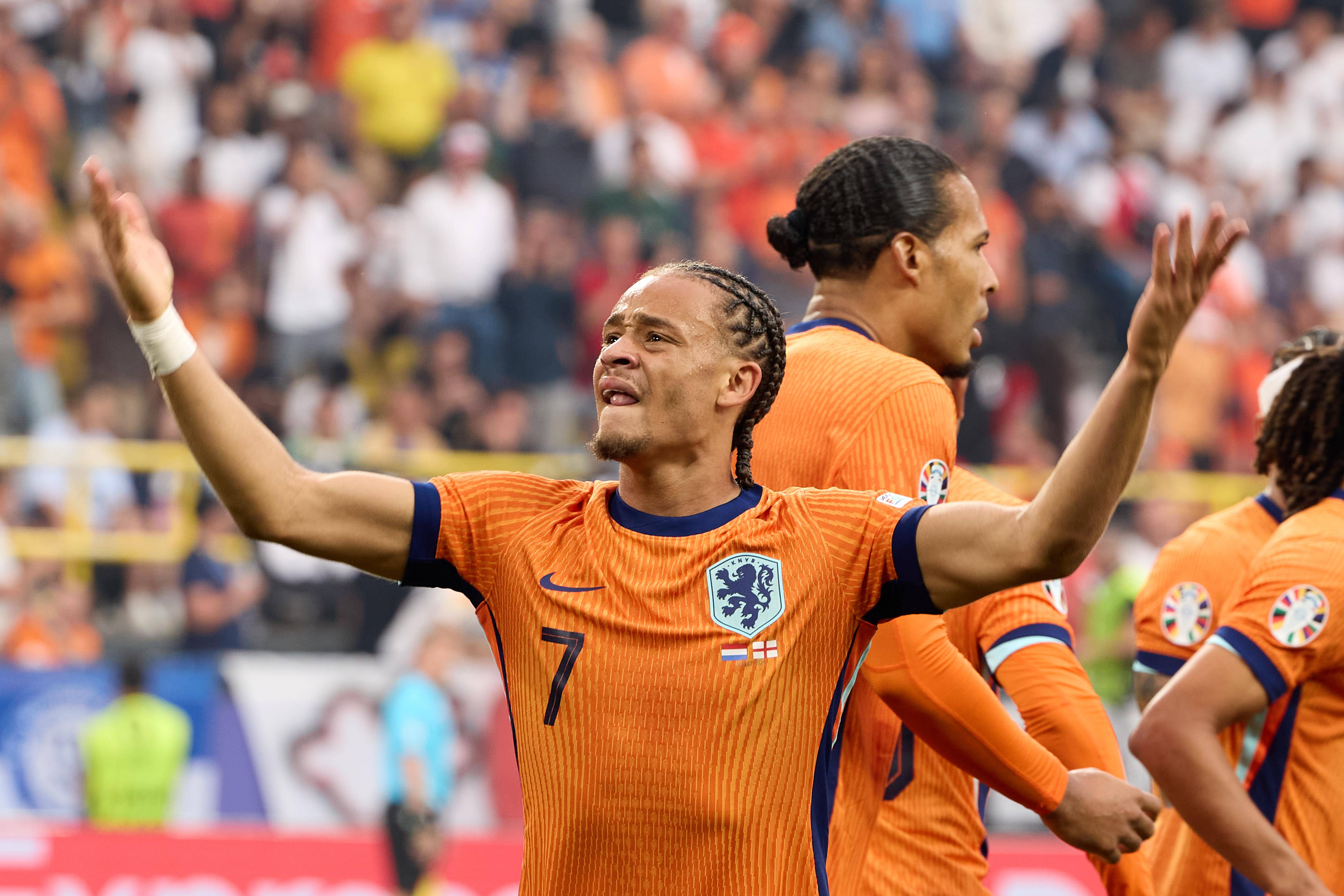 英格兰队击败意大利队，晋级国际足球决赛