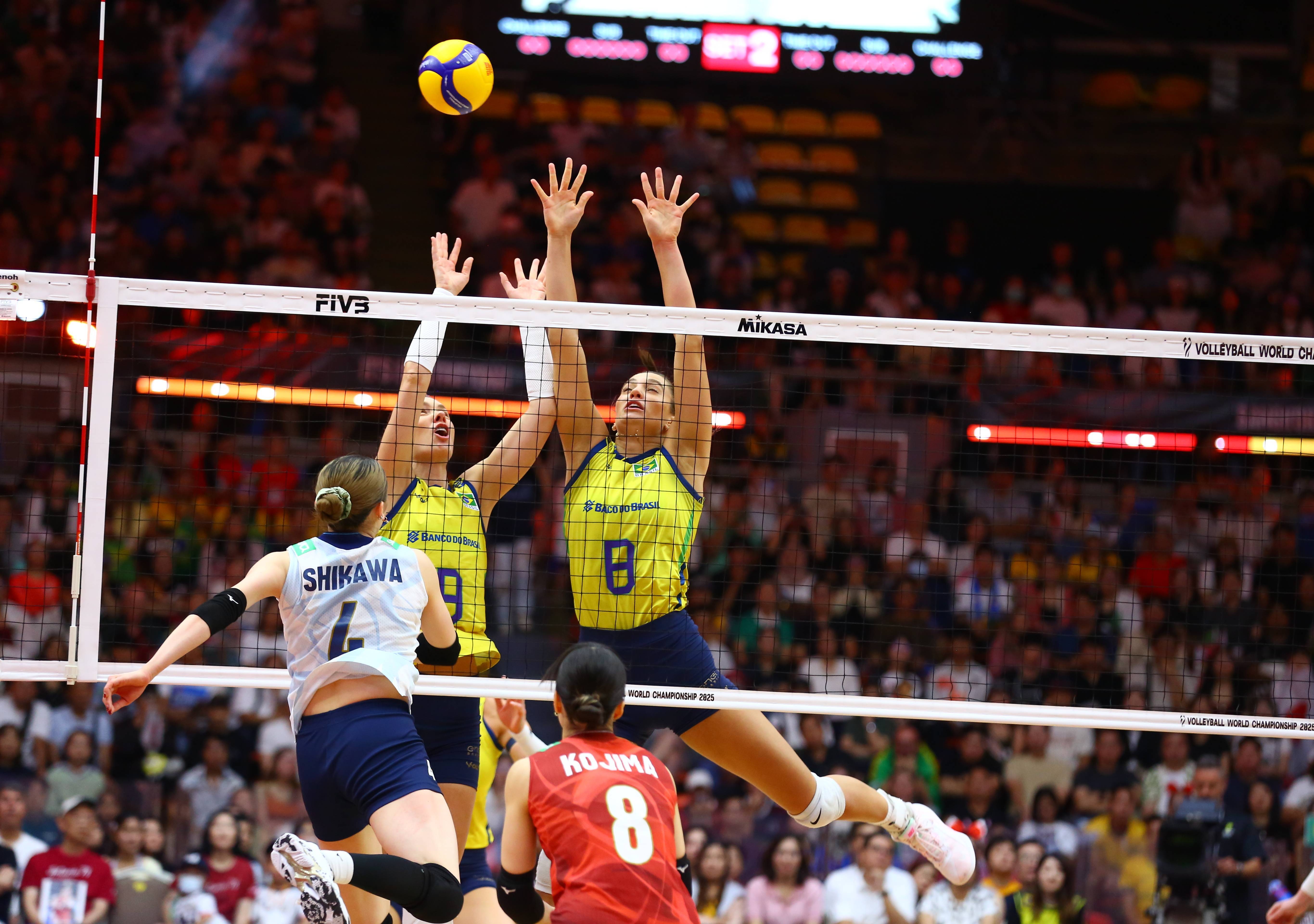 巴西选手在沙滩排球比赛中实现逆袭 巴西选手在沙滩排球比赛中实现逆袭