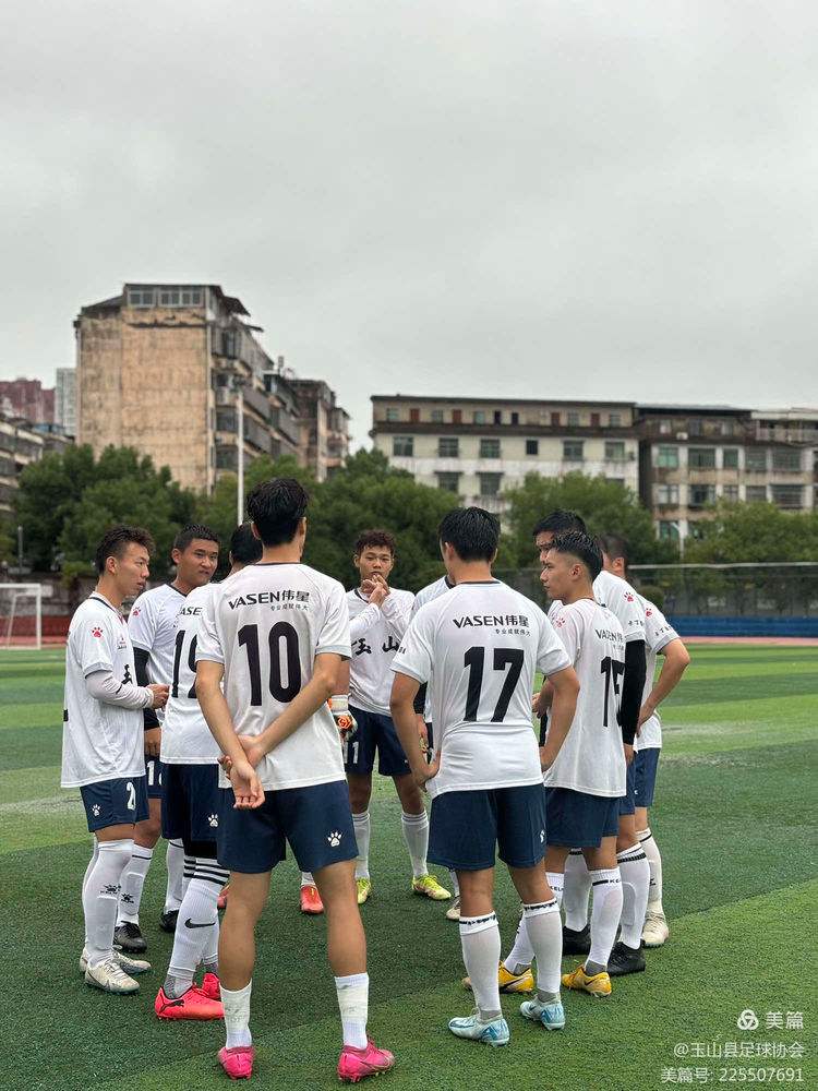 队员们在场上斗志昂扬,拼尽全力向胜利进发 队员们在场上斗志昂扬,拼尽全力向胜利进发