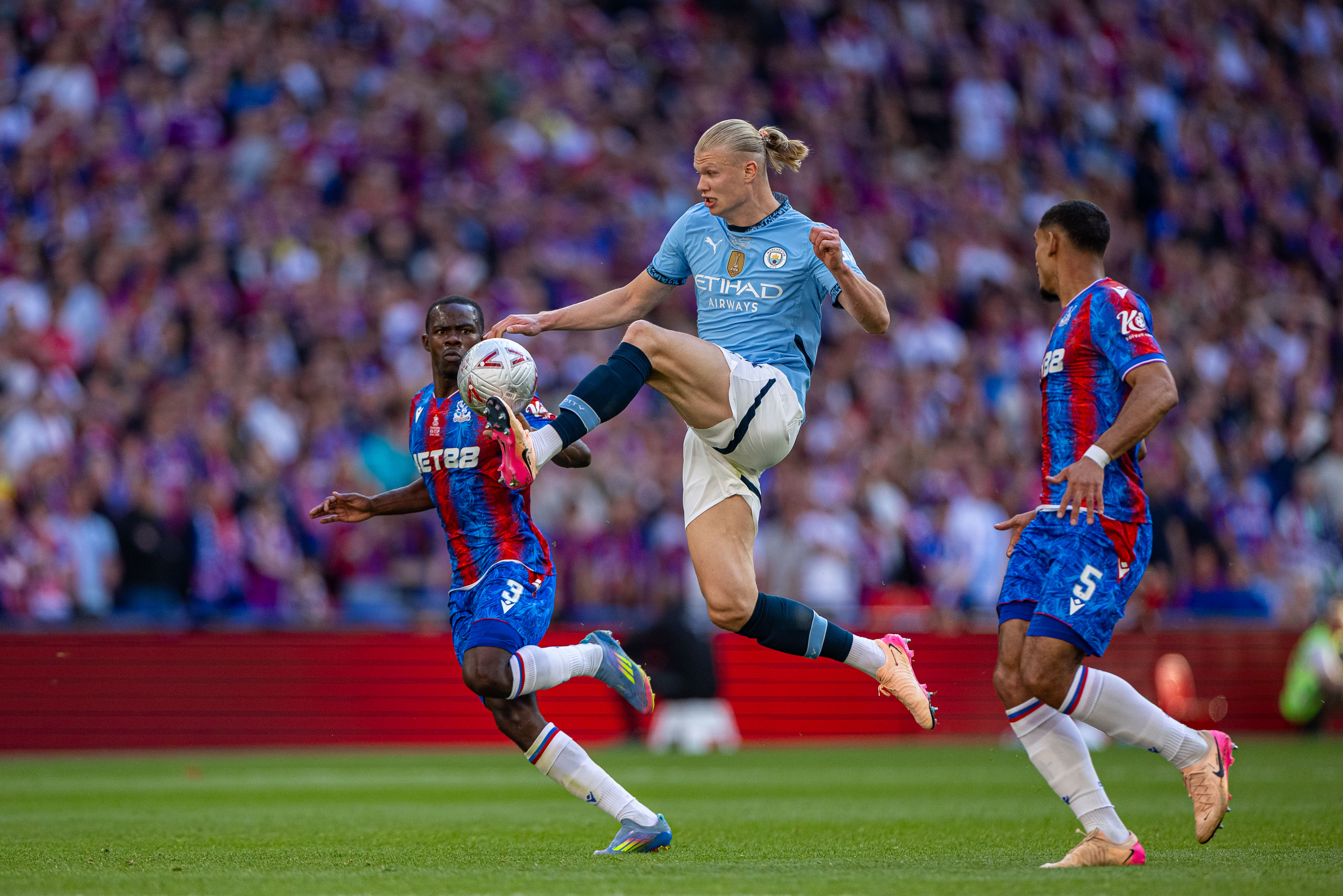 开云体育官网-英国队球员表现出色，赢得比赛