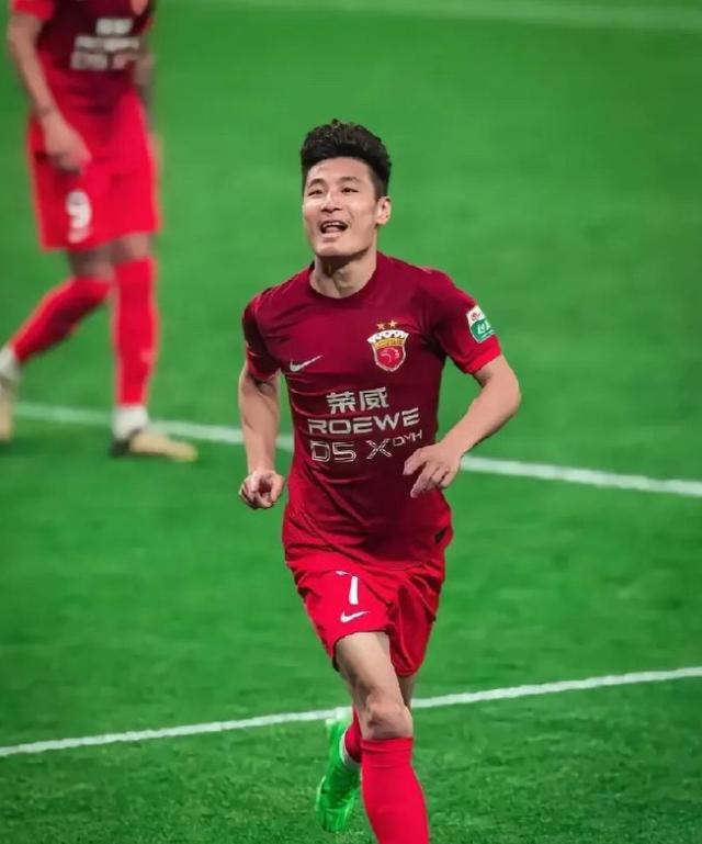 年轻球员获得主力位置,展示出色的技术和战术眼光的简单介绍 年轻球员获得主力位置,展示出色的技术和战术眼光的简单介绍