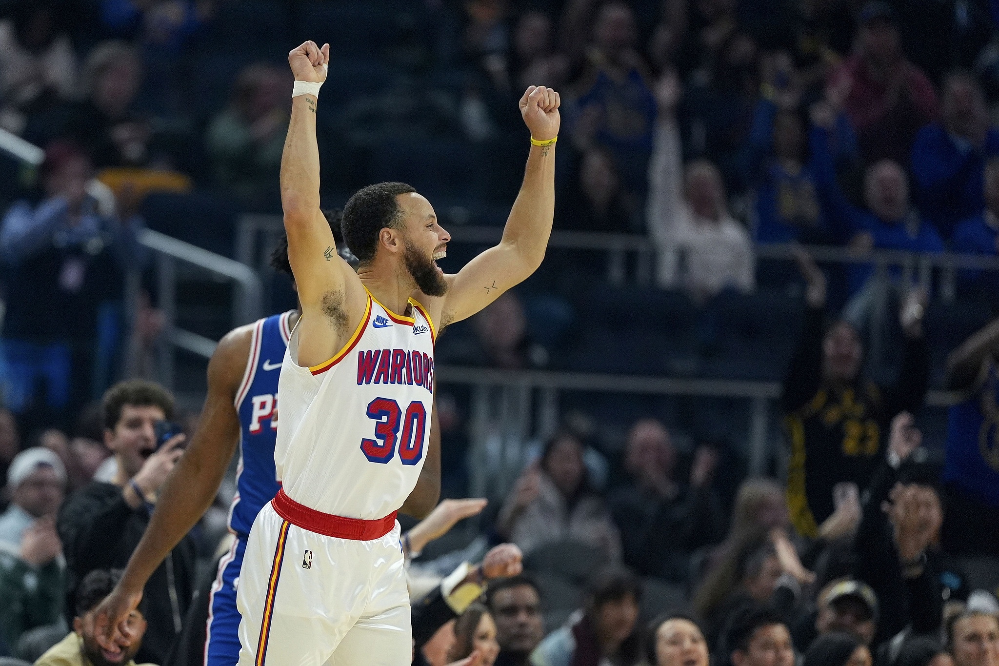 勇士击败活塞,库里轰下40+得分的简单介绍 勇士击败活塞,库里轰下40+得分的简单介绍