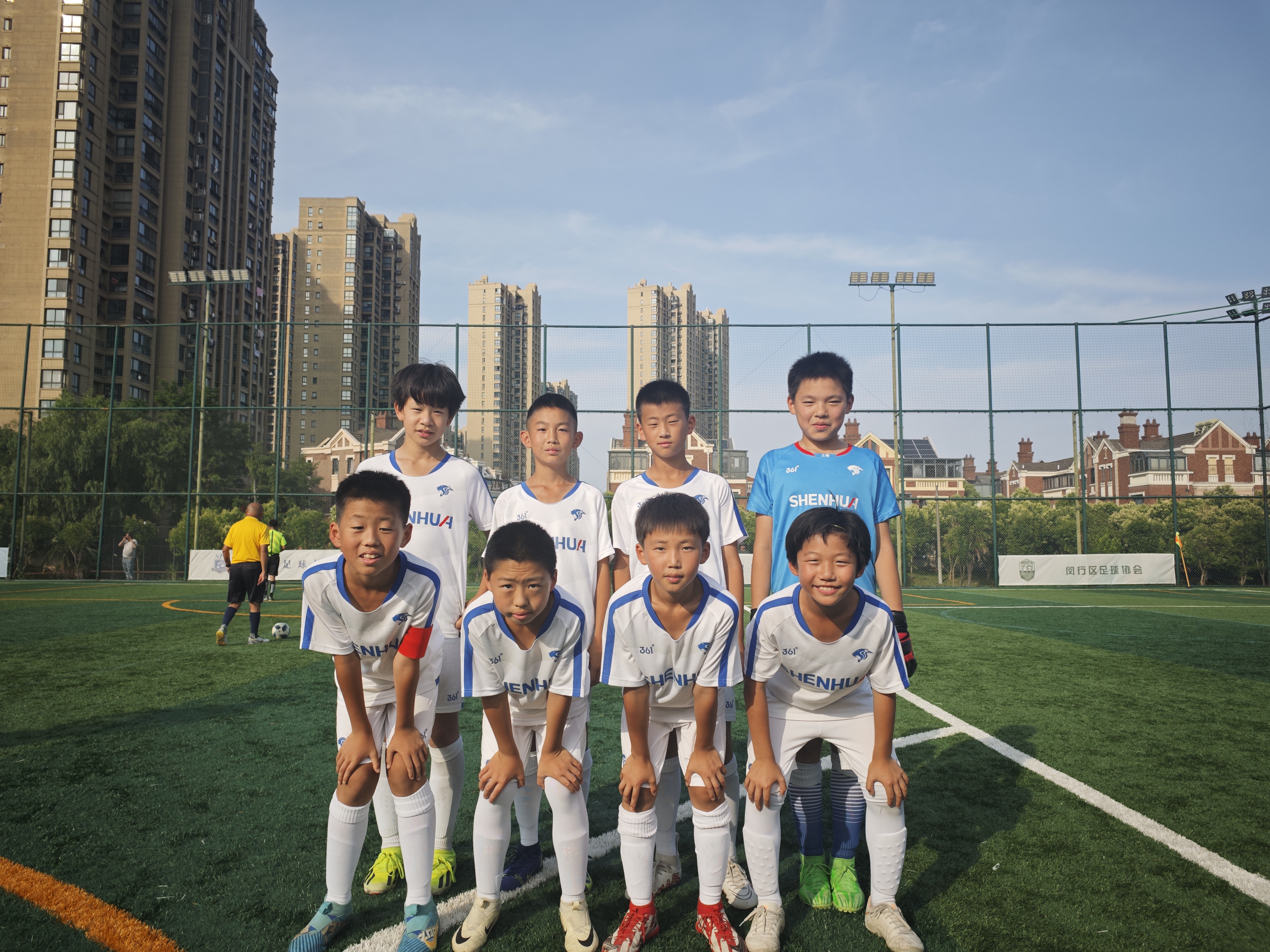 开云体育app下载-足球队员风采犹存，踢球技术精湛引人侧目