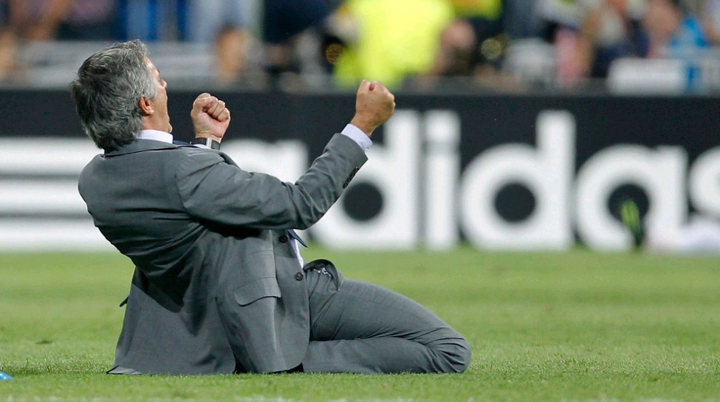 包含罗马球员努力训练备战，迎接挑战的词条