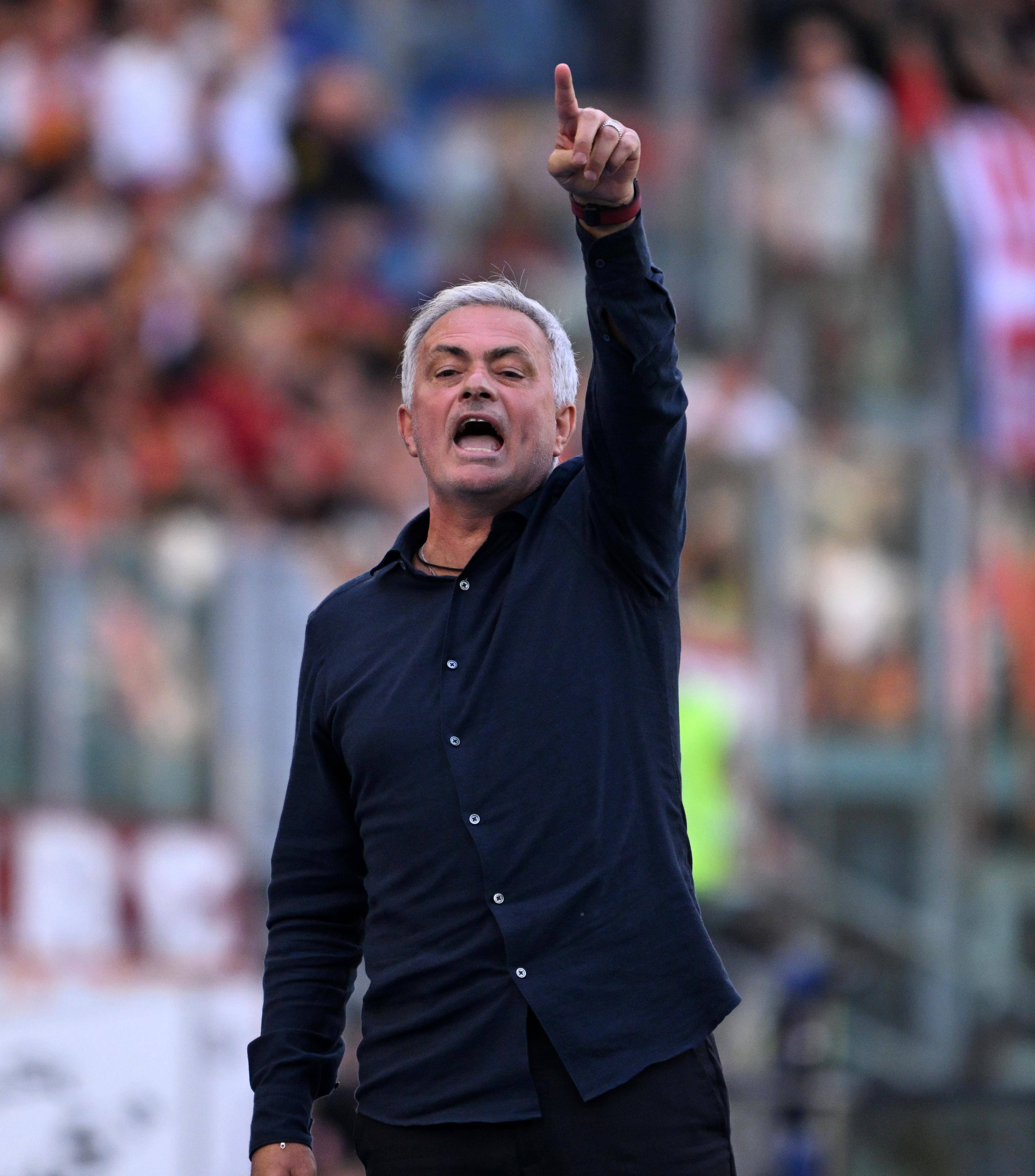 包含罗马球员努力训练备战，迎接挑战的词条