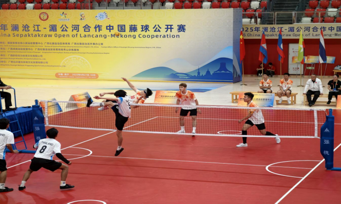 拉开对抗序幕，运动员们在比赛中励精图治