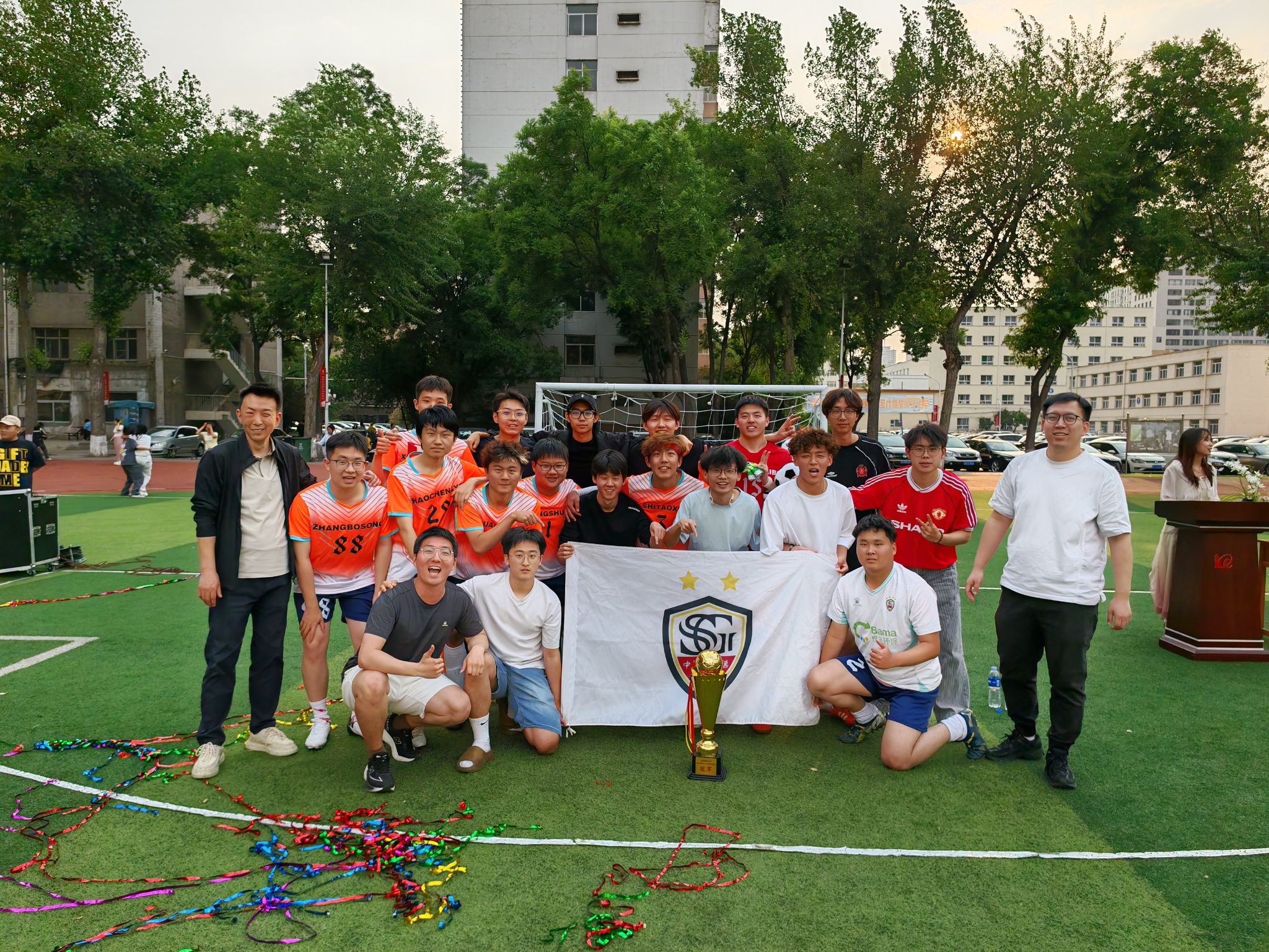 强队云集足球比赛竞争异常激烈 强队云集足球比赛竞争异常激烈