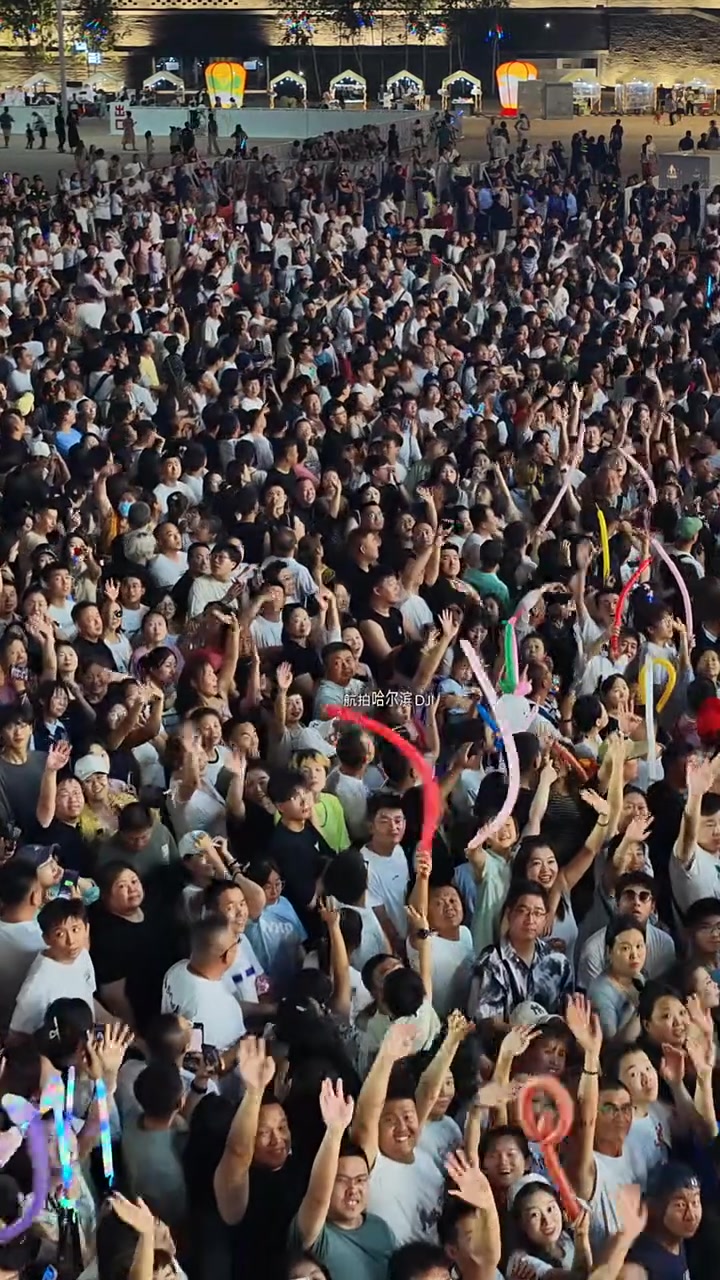 体育盛事现场气氛火爆，数万球迷热情高涨的简单介绍