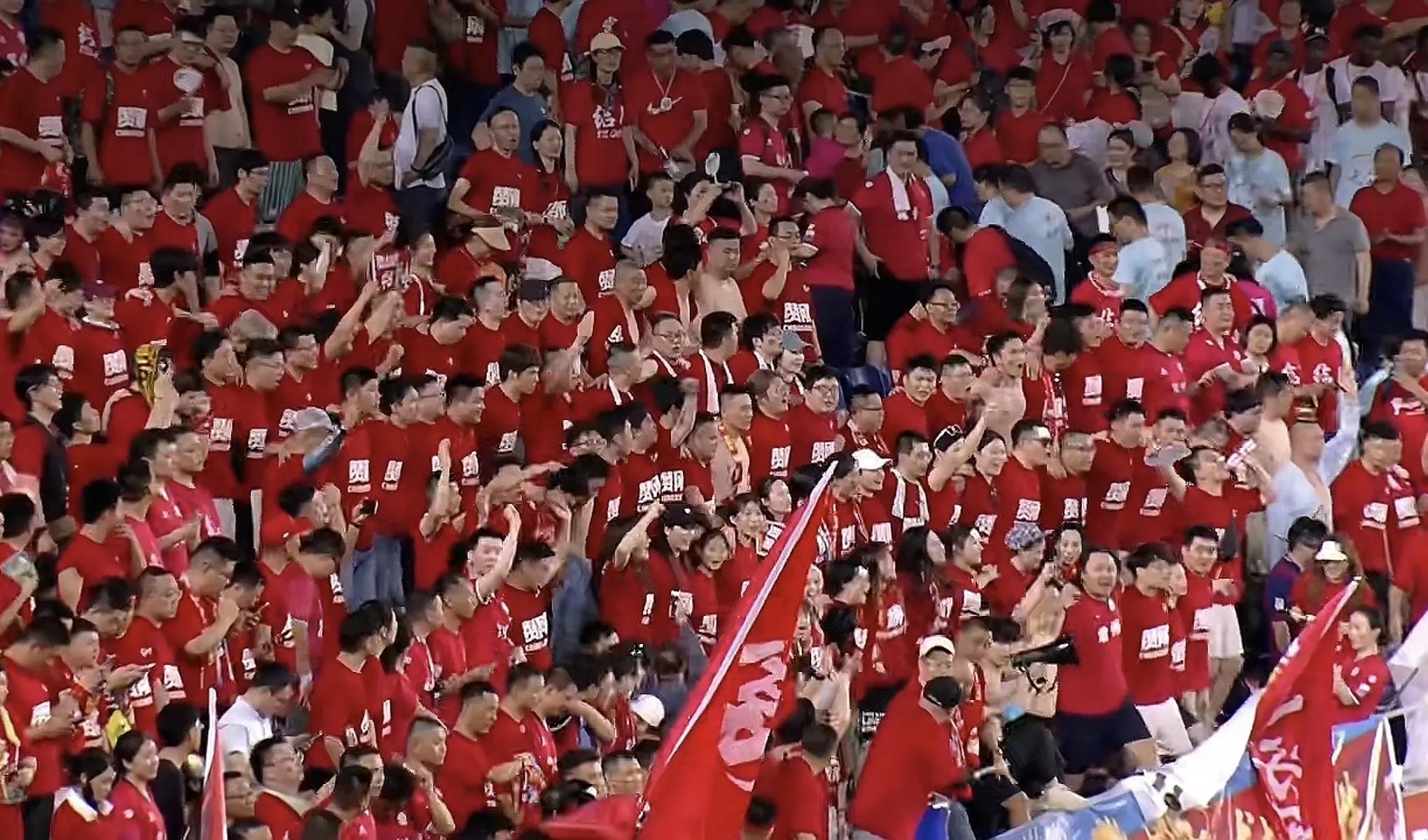 顶尖足球赛事精彩连连，球迷热情高涨的简单介绍